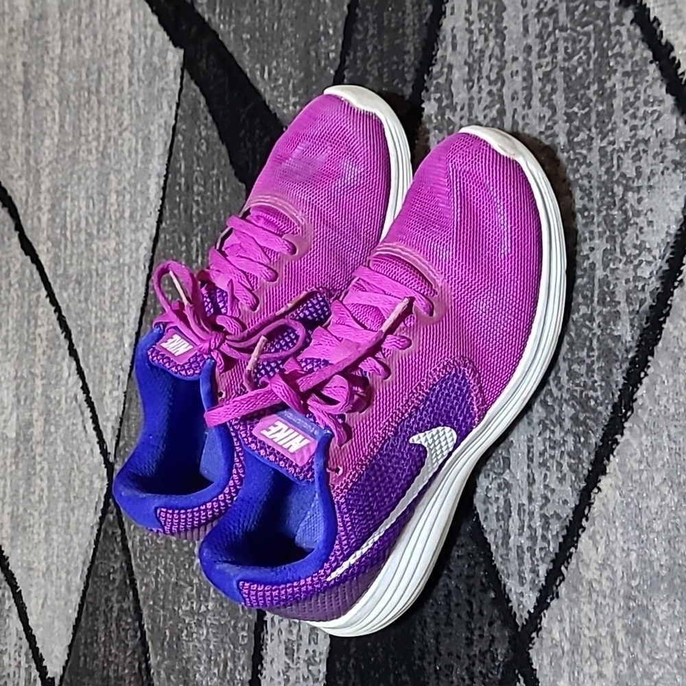 NIKE REVOLUTION 3 SWOOSH LOGO ATHLETIC RUNNING SHOE